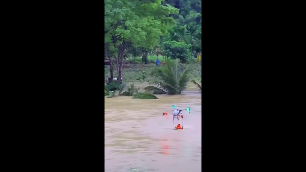 Inondazioni in Vietnam, trascinato via dal fiume in piena: pescatore viene salvato da un drone