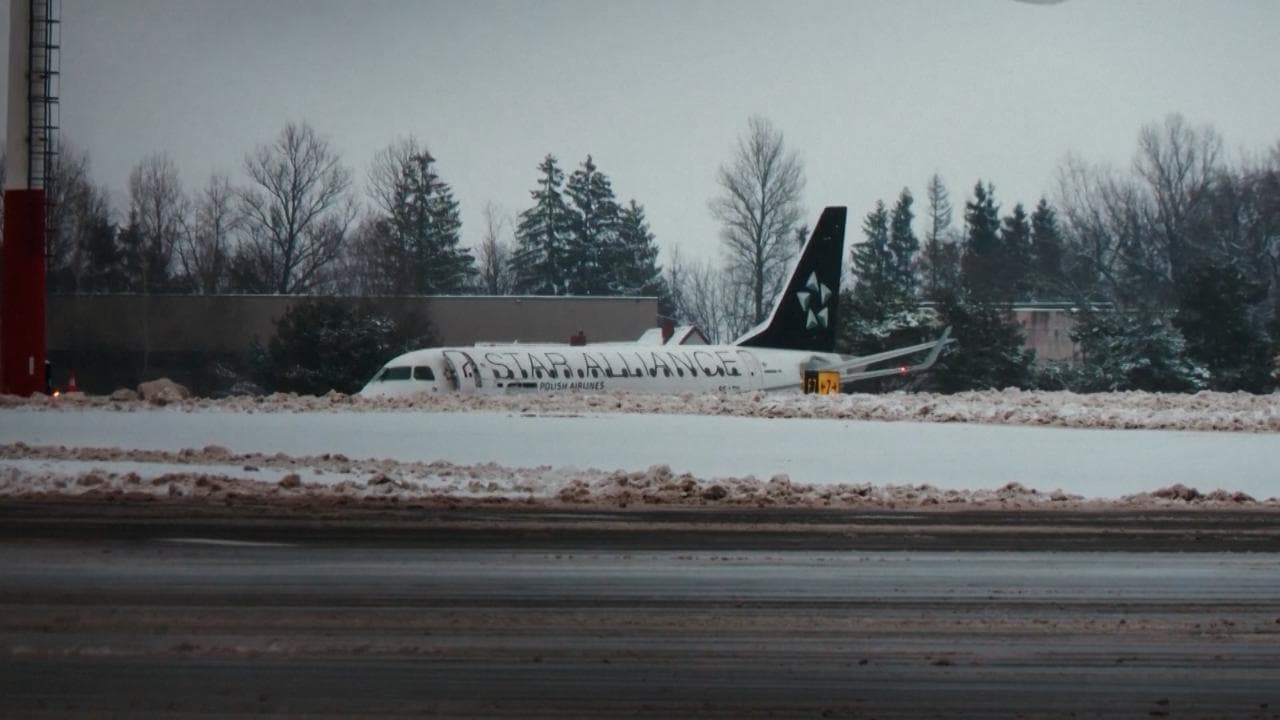 Lituania, aereo finisce fuori pista durante l'atterraggio: chiuso l'aeroporto di Vilnius