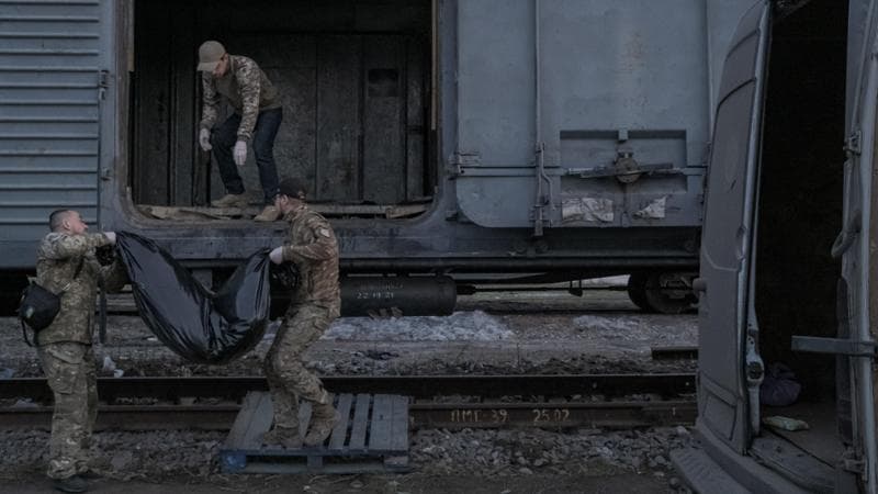 Il corpo di un soldato russo portato da militari ucraini in un vagone refrigerato a Kharkiv. I cadaveri dei soldati nemici in questi mesi sono stati oggetto di diversi scambi (Mauricio Lima/The New York Times)