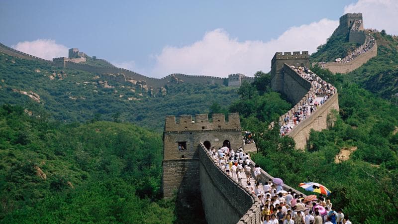 Un tratto della Grande Muraglia presa d’assalto dai turisti. In maggior parte sono cinesi. Ma quest’anno per diversi Paesi europei non c’è stato più bisogno del visto (Getty Images/Connect Images)