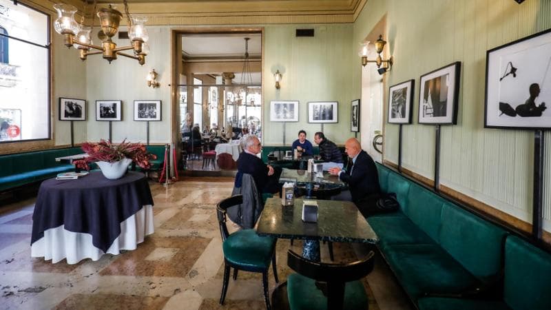 La Sala Verde del Caffè Pedrocchi a Padova. C’è anche una Sala Rossa e una Sala Bianca. Oltre a una terrazza che dà su Piazza Cavour e l’università (Mirco Toniolo/Agf)