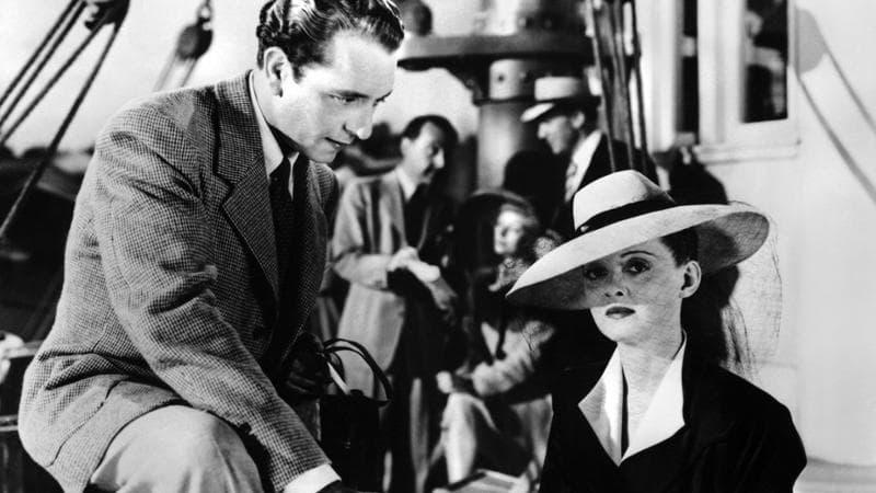 Bette Davis (Charlotte) e Paul Henreid (Jerry) in una scena del film diretto da Irving Rapper nel 1942 (Alamy/Ipa)