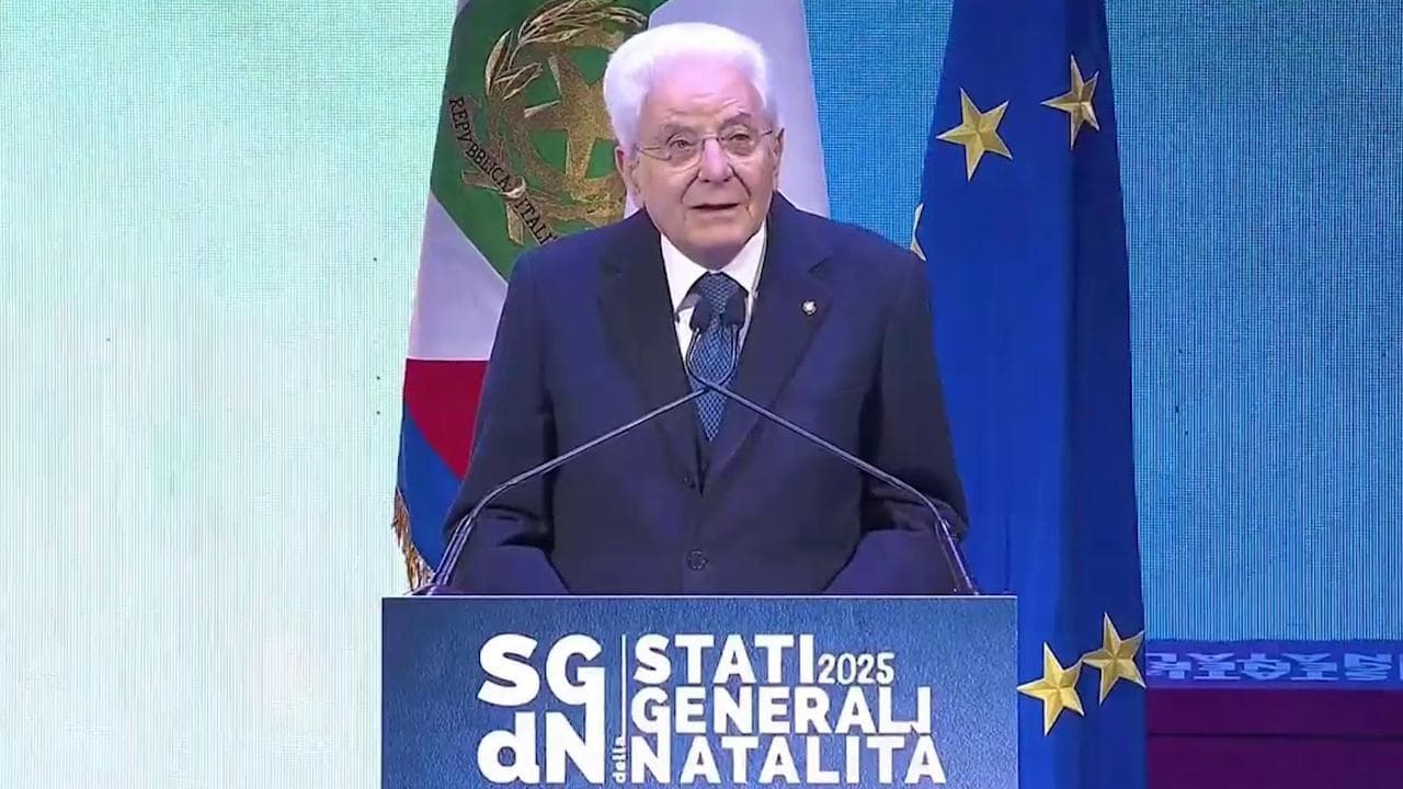 Natalità, Mattarella: "In una società veloce i giovani costretti a essere in ritardo"