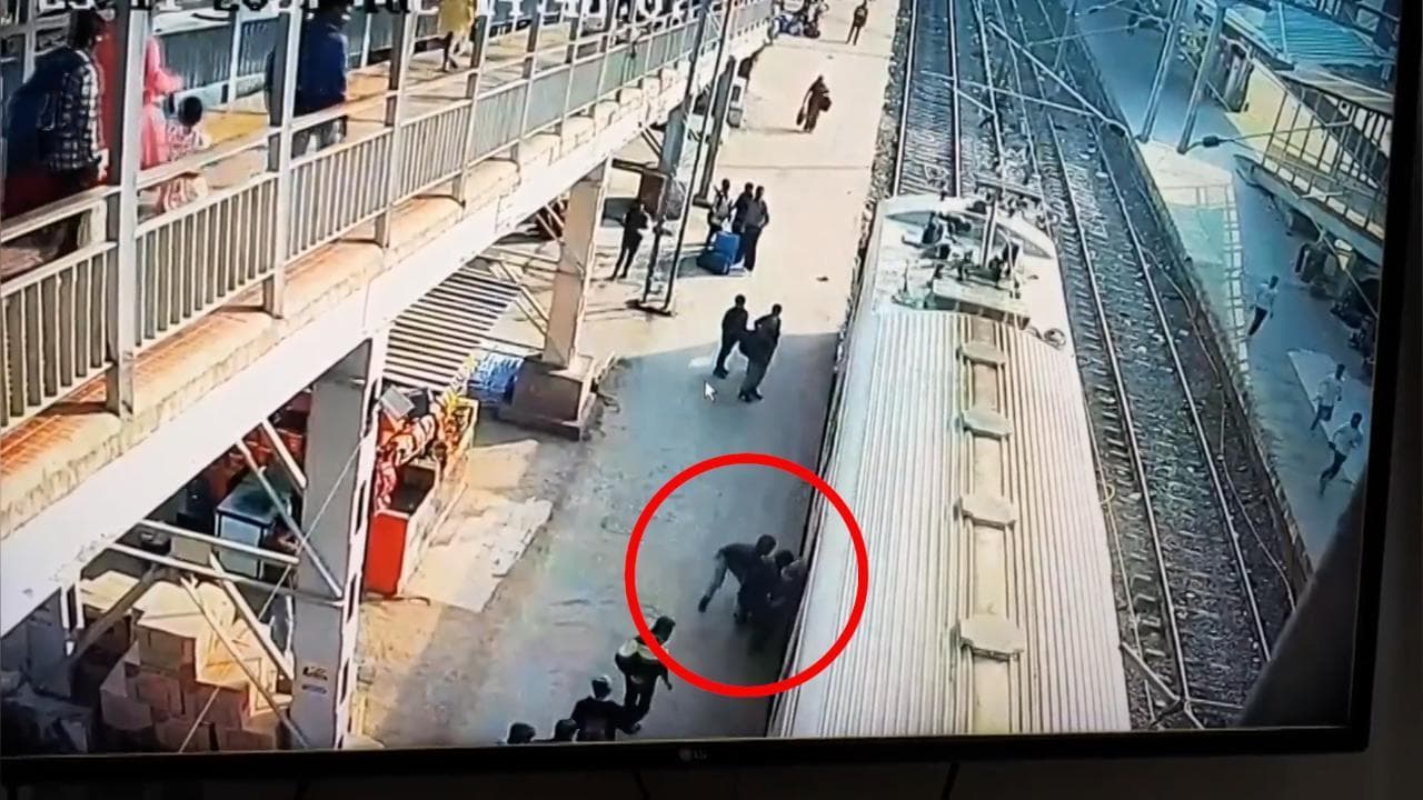 India, mamma e figlio cadono a pochi centimetri dal treno in corsa: un uomo li salva in extremis