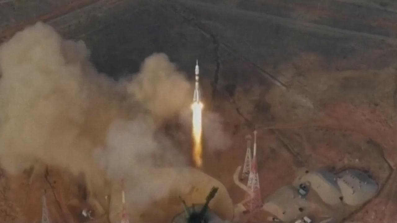 Spazio, partita la Soyuz: a bordo un americano e due russi, resteranno in orbita 8 mesi