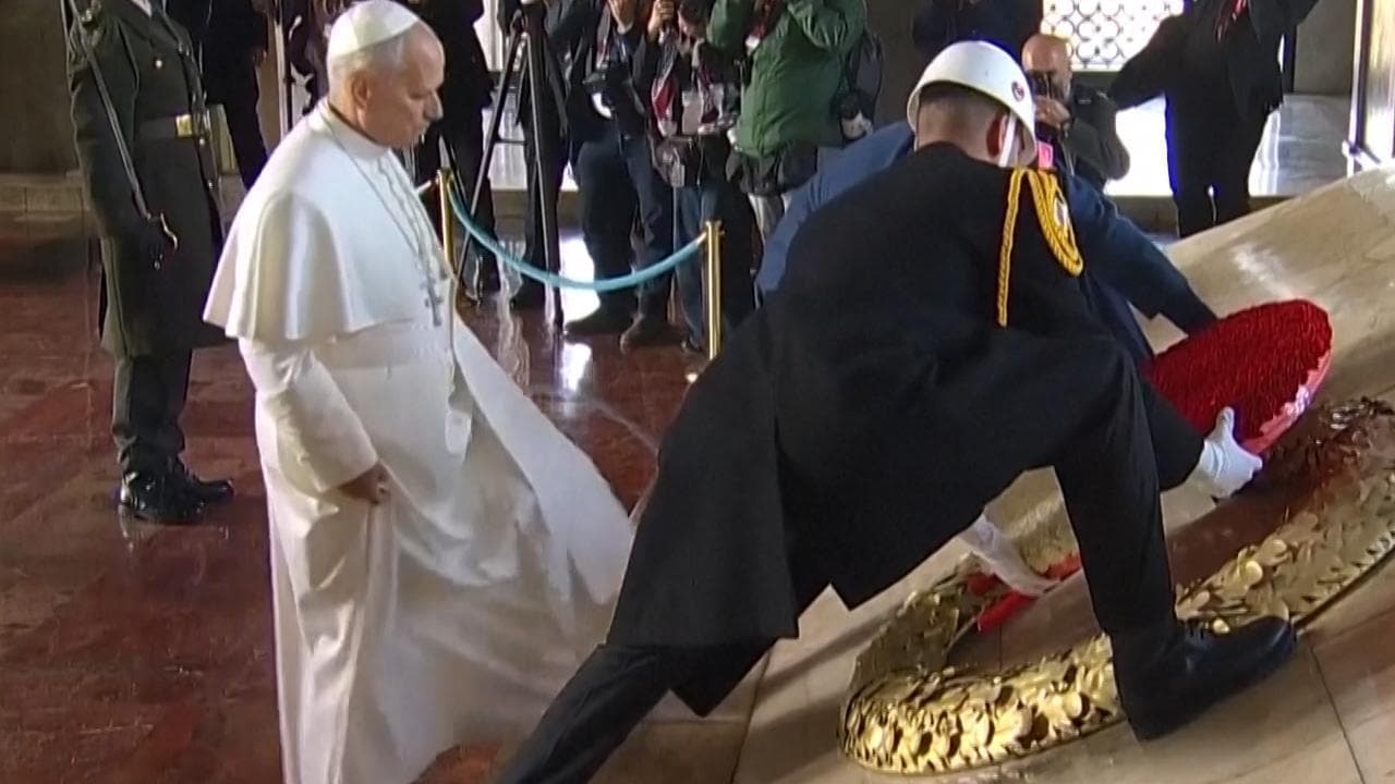 Ankara, Papa Leone al mausoleo di Ataturk per rendere omaggio al "padre dei turchi"