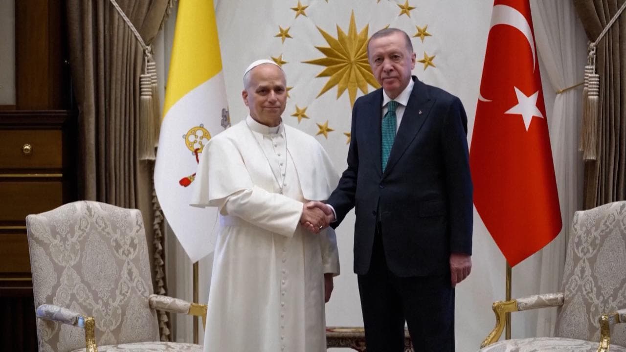 Turchia, Erdogan incontra Leone XIV: la stretta di mano tra il leader turco e il Papa