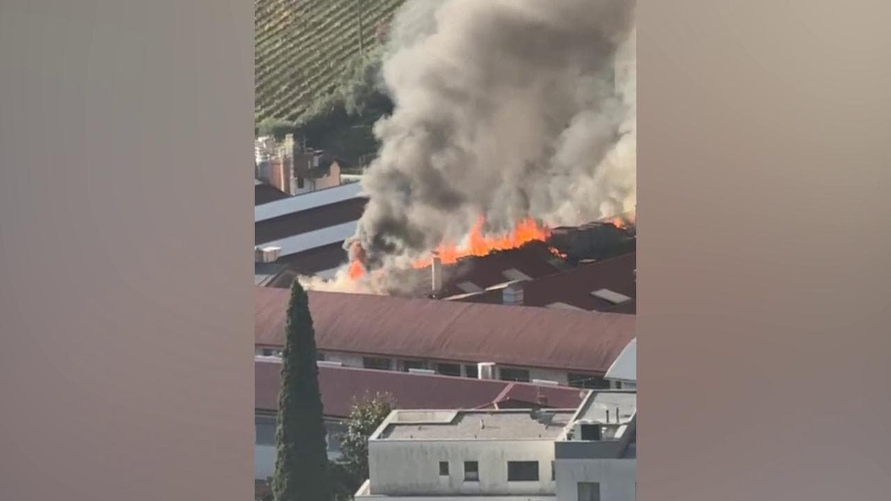 Rogo alla cartiera di Riva del Garda, il fuoco si mangia tetto e capannone: un ferito