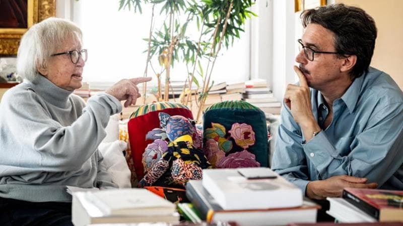 Damiano Michieletto sul divano di casa della nostra Natalia, appassionata tanto di opera quanto di cinema, durante la loro chiacchierata (Nicola Marfisi/Agf)