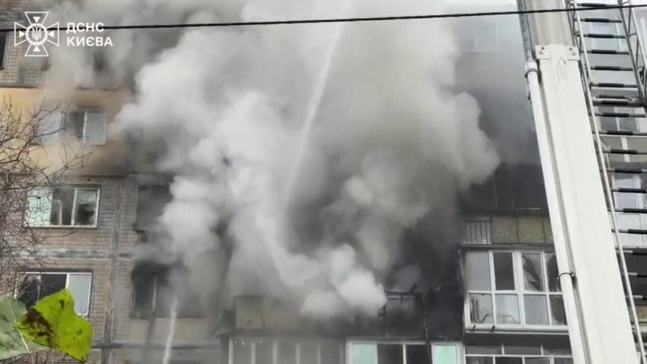 Attacco russo su Kiev, i vigili del fuoco nel palazzo sventrato dai missili