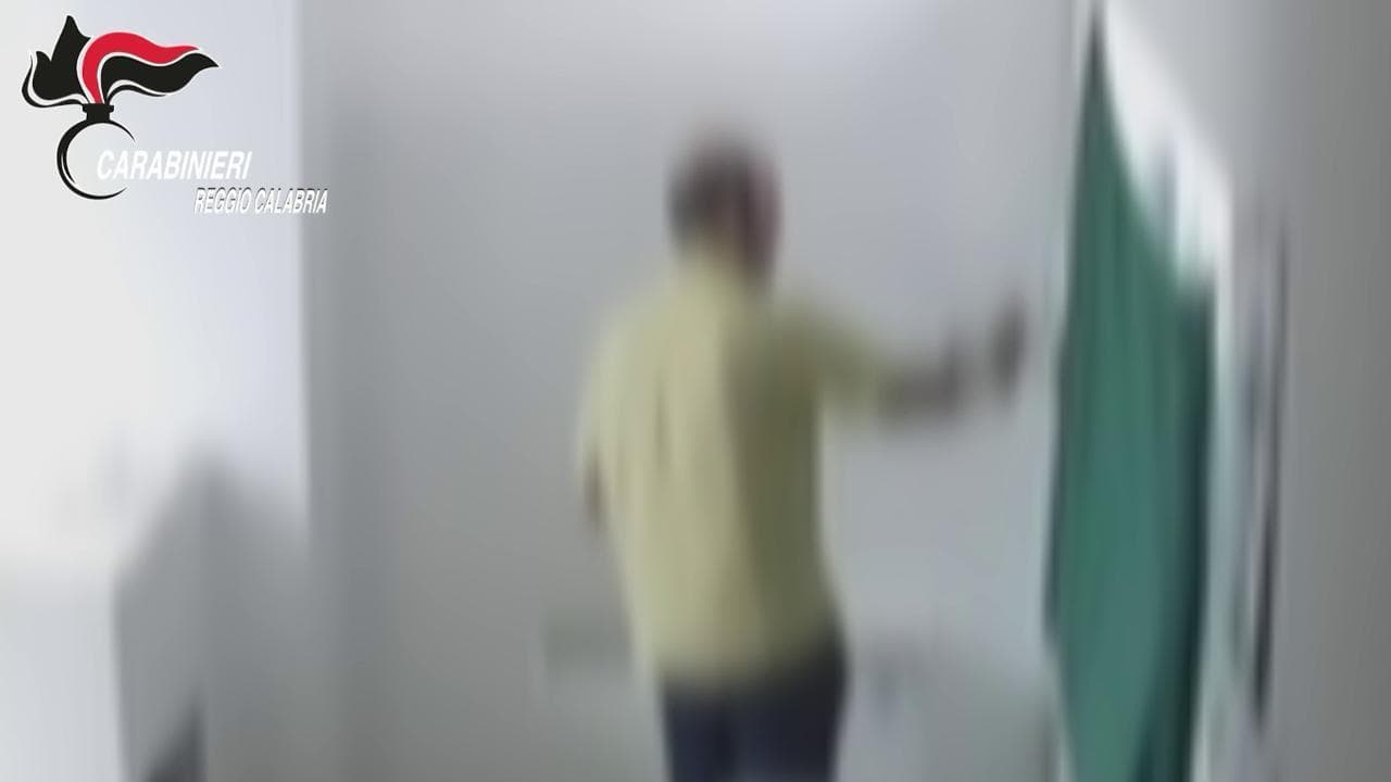 Assenteismo, i "furbetti del cartellino" immortalati dalle telecamere dei Carabinieri: il video