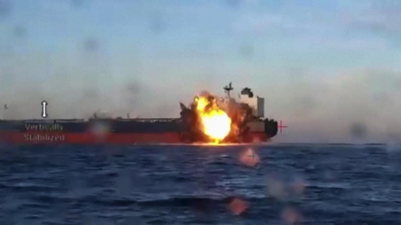 Mar Nero, l'Ucraina diffonde il video dell'attacco alle petroliere della "flotta ombra" russa