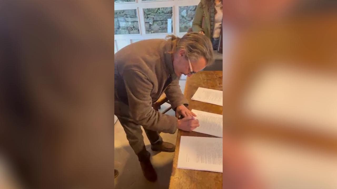 La "famiglia nel bosco" accetta una nuova casa, la firma di papà Nathan