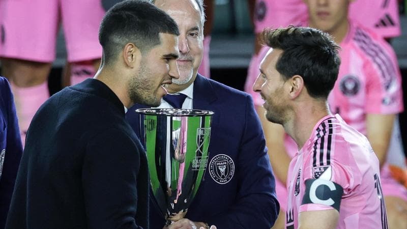 Messi riceve il trofeo da Carlos Alcaraz, numero 1 del tennis mondiale
