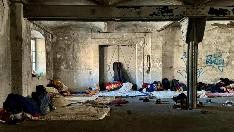 Magazzini del Porto Vecchio. Lo stanzone in cui hanno trovato rifugio i nepalesi
