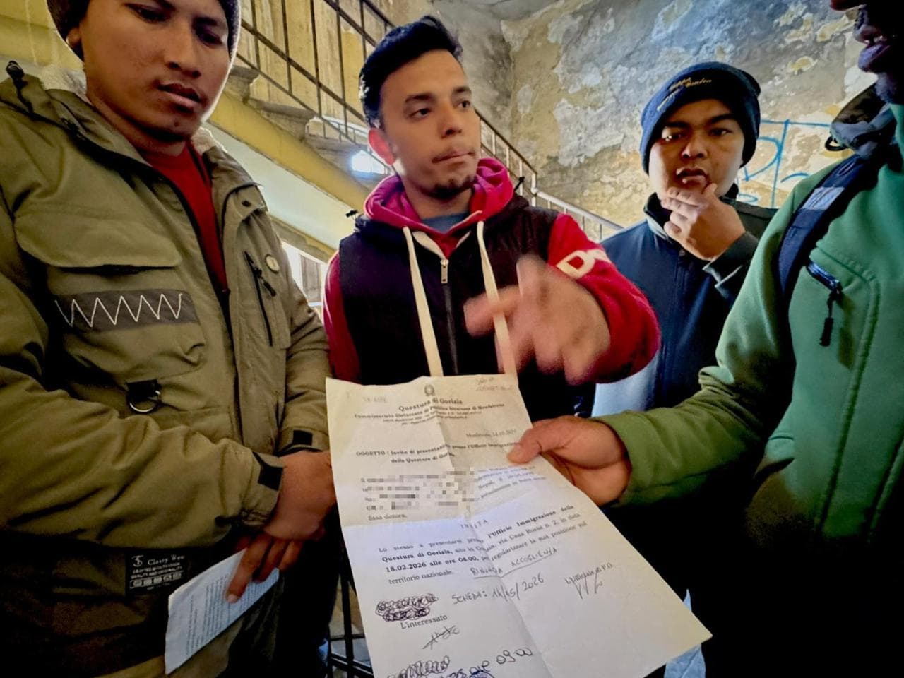 Aspiranti richiedenti asilo nepalesi. Da mesi aspettano di poter formalizzare l'istanza in questura a Gorizia