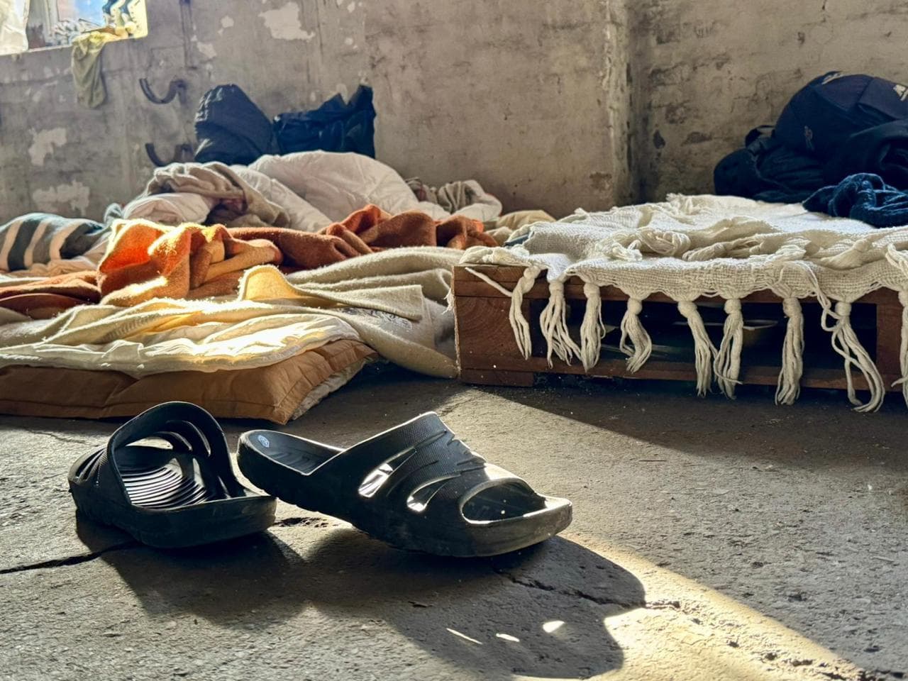 Porto vecchio. Uno dei giacigli nel Magazzino dei nepalesi