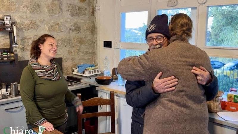 Nathan Trevallion, di spalle, abbraccia Armando Carusi all'interno della nuova casa di Palmoli