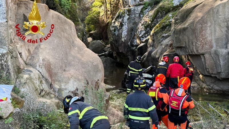İtfaiye ekiplerinin çektiği fotoğrafta nehirdeki araba