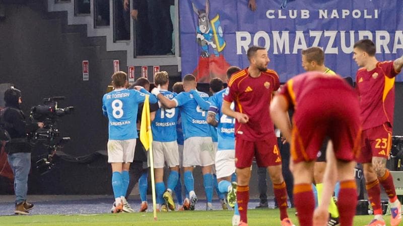 I giocatori del Napoli festeggiano Neres dopo il gol vittoria