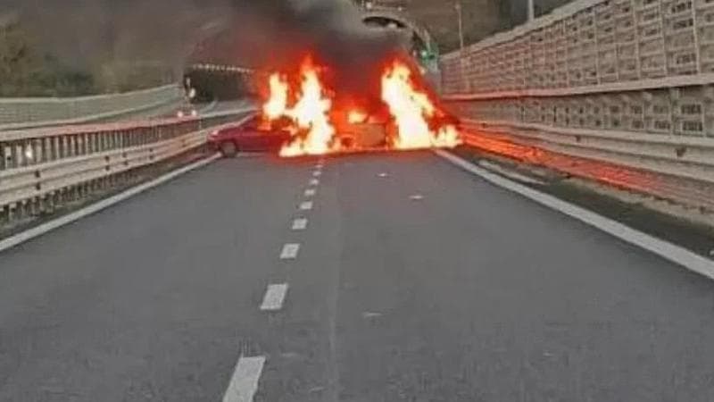 Calabria, assalto a un portavalori con armi e auto in fiamme: bruciati due milioni di euro
