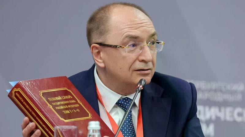 Il rettore dell'Università statale di San Pietroburgo presenta il nuovo Dizionario esplicativo della lingua statale della Federazione Russa. Copyright: Fondazione Roscongress