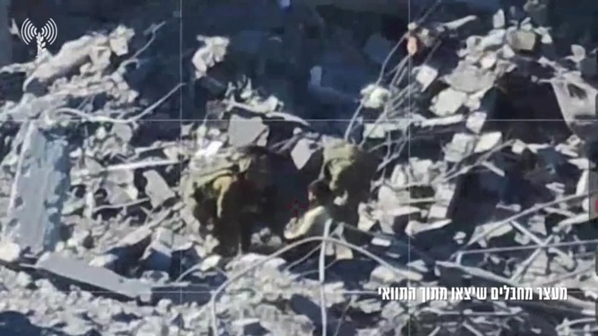Gaza, la cattura di un militante di Hamas in un tunnel: le immagini dell'Idf