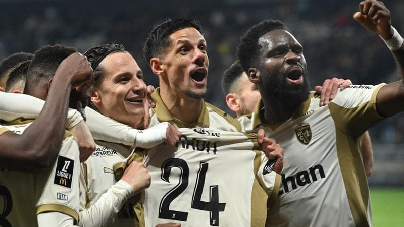 I giocatori del Lens esultano dopo il gol all'Angers