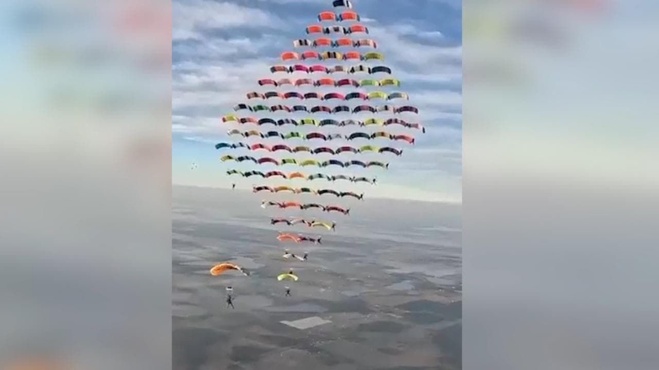 Florida: lo spettacolare trapezio nel cielo di 104 paracadutisti è da record mondiale