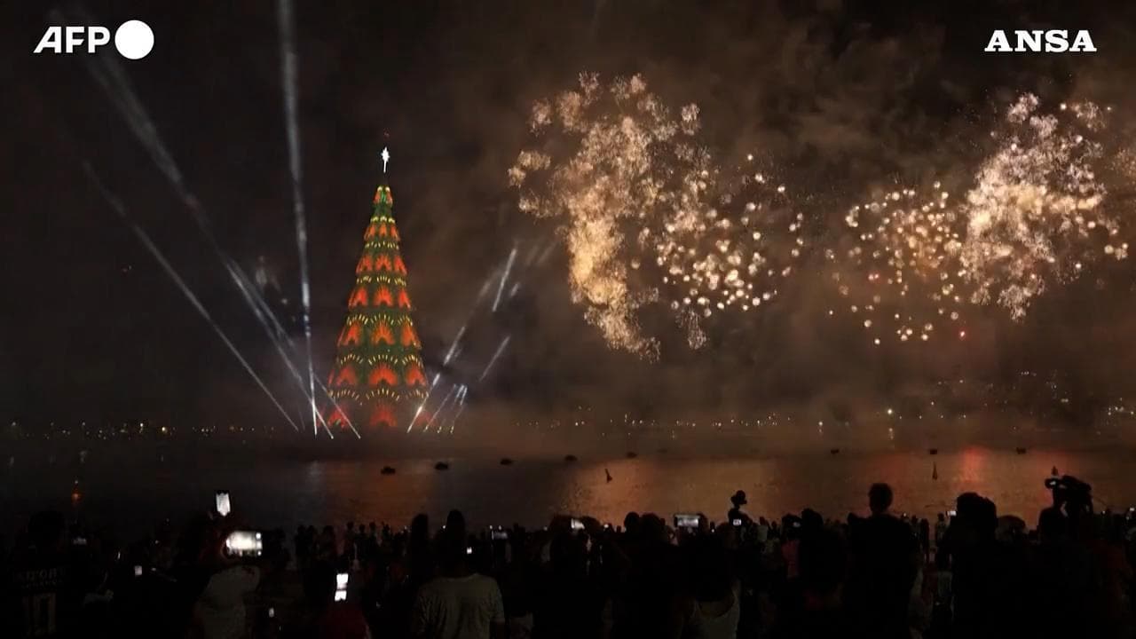Rio de Janeiro, inaugurato albero di Natale alto 80 metri con oltre due milioni di lampadine a led