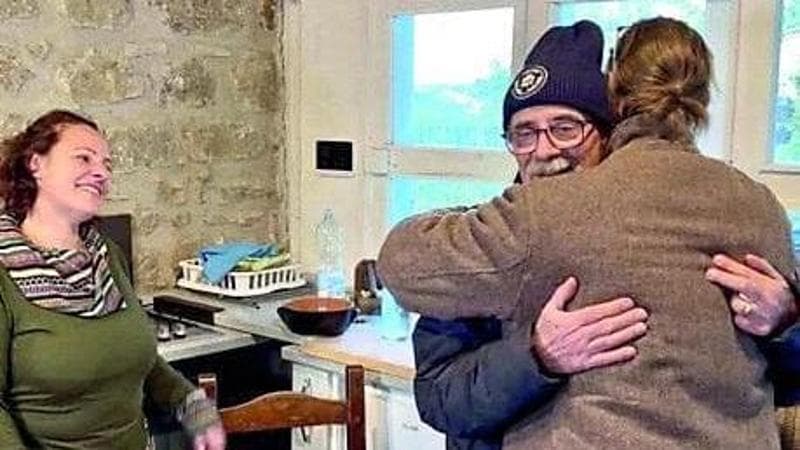 Nathan Travellion abbraccia Armando Carusi, l'ex ristoratore che gli ha offerto di vivere in casa sua