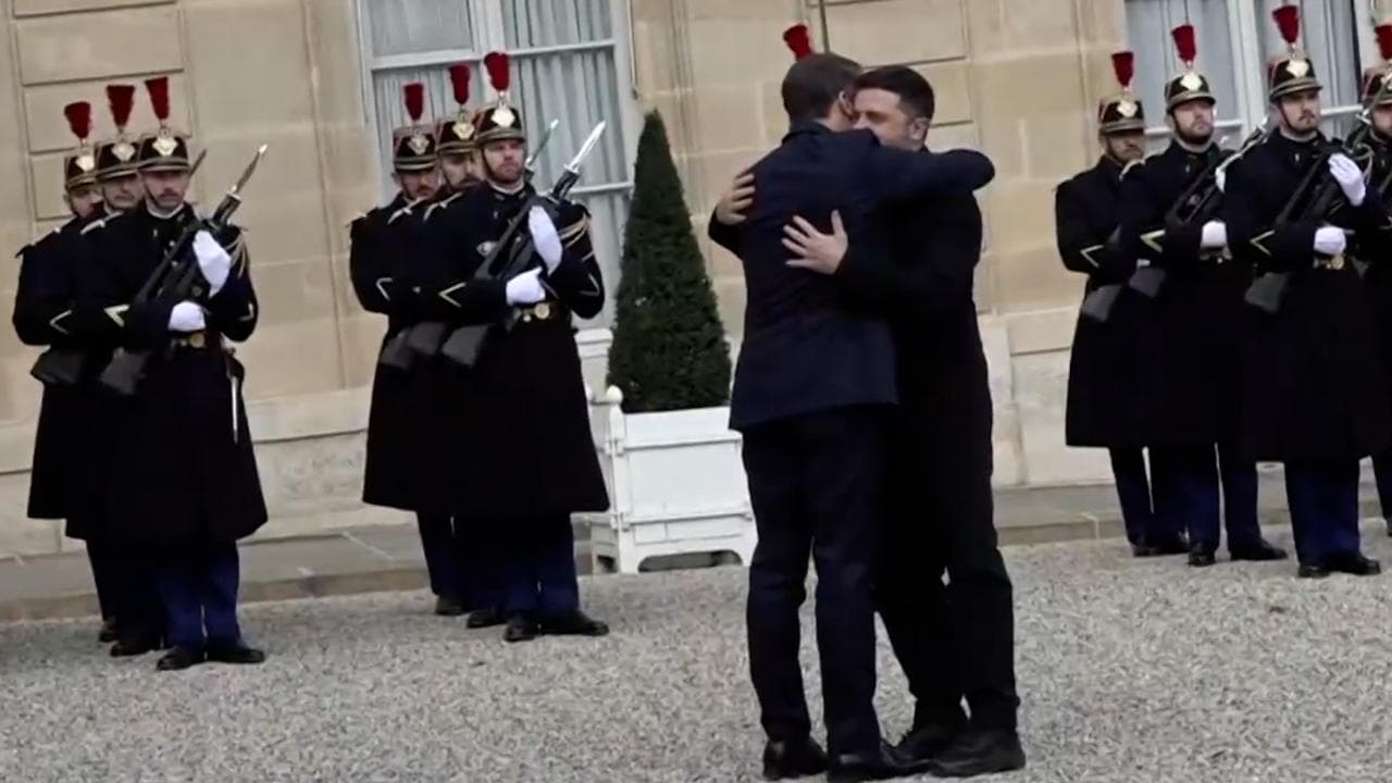 Parigi: Zelensky arrivato all'Eliseo, l'abbraccio di Macron