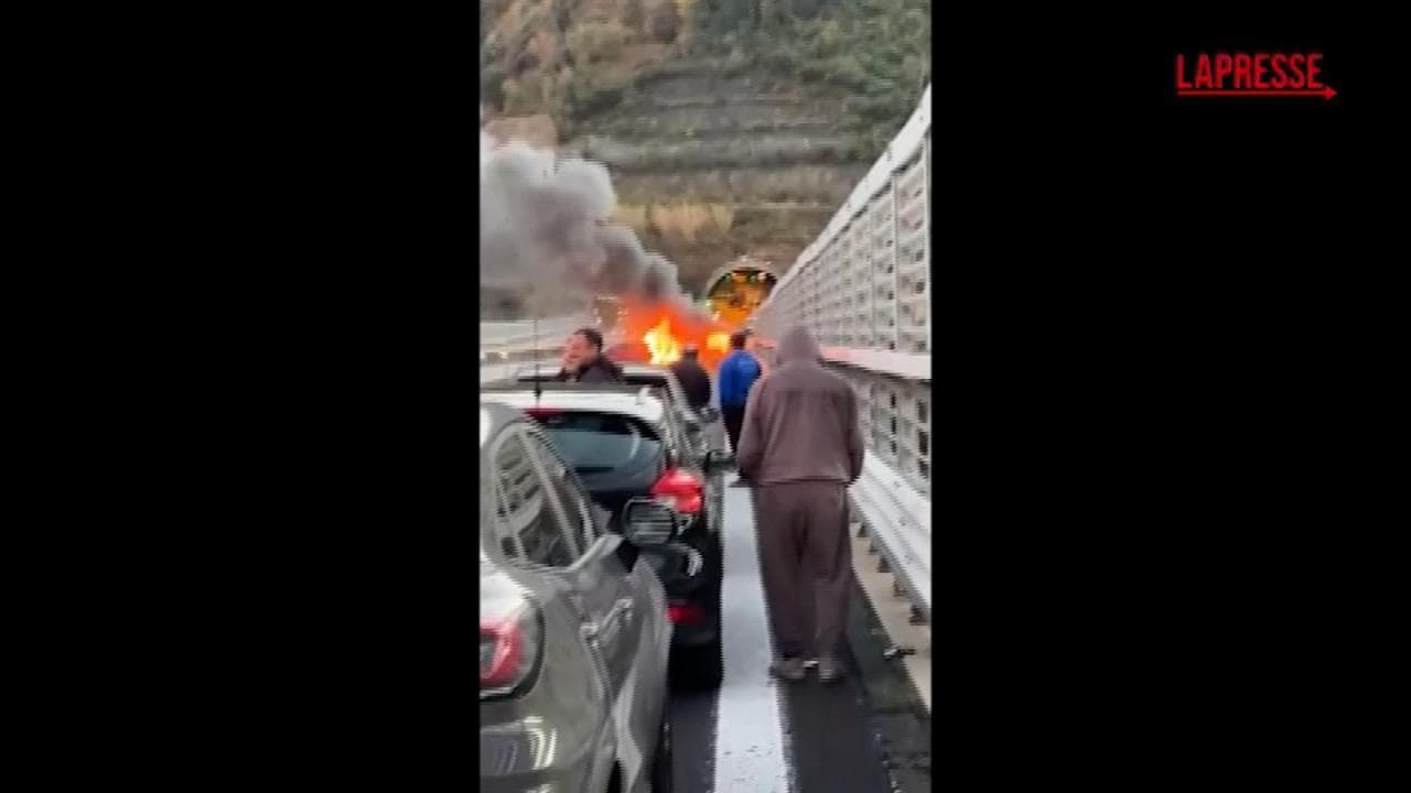Rapina a un portavalori, auto incendiate sull'autostrada A2 in provincia di Reggio Calabria
