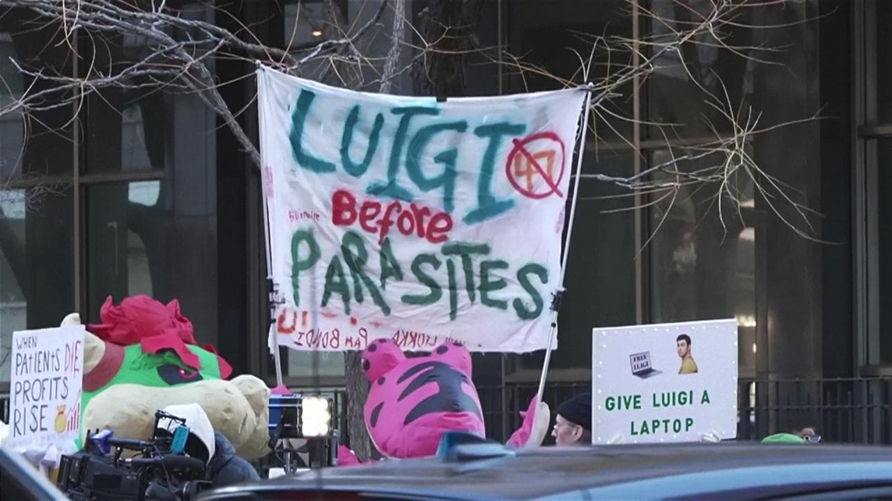 New York: Luigi Mangione in tribunale per l'udienza, fuori i fans ad attenderlo