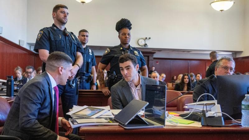 Usa, Luigi Mangione torna in aula per l’omicidio Thompson: i suoi fan fuori dal tribunale