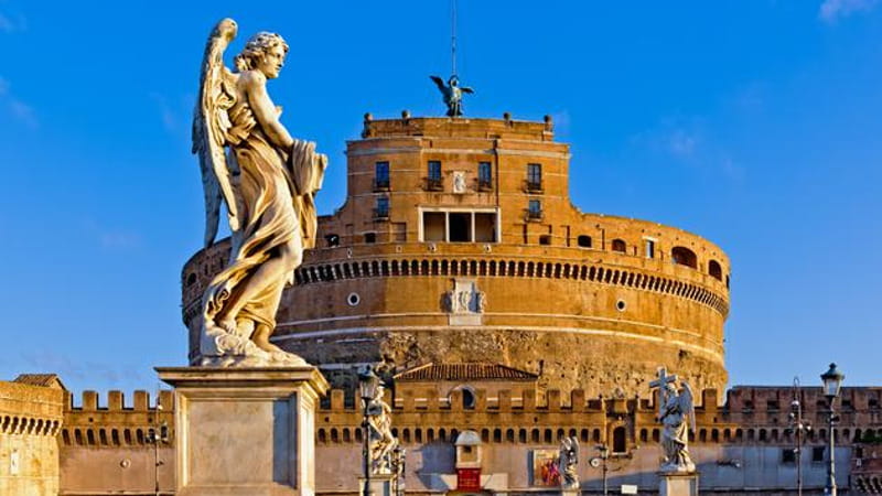 Sulla cima di Castel Sant’Angelo simbolo della resistenza di Roma