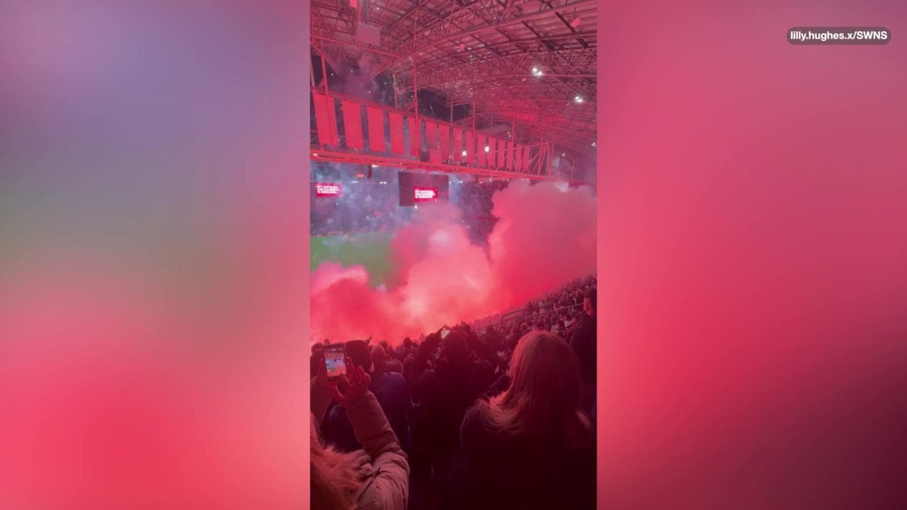 Calcio, tifosi lanciano centinaia di fuochi d'artificio in campo: sospesa Ajax-Groningen