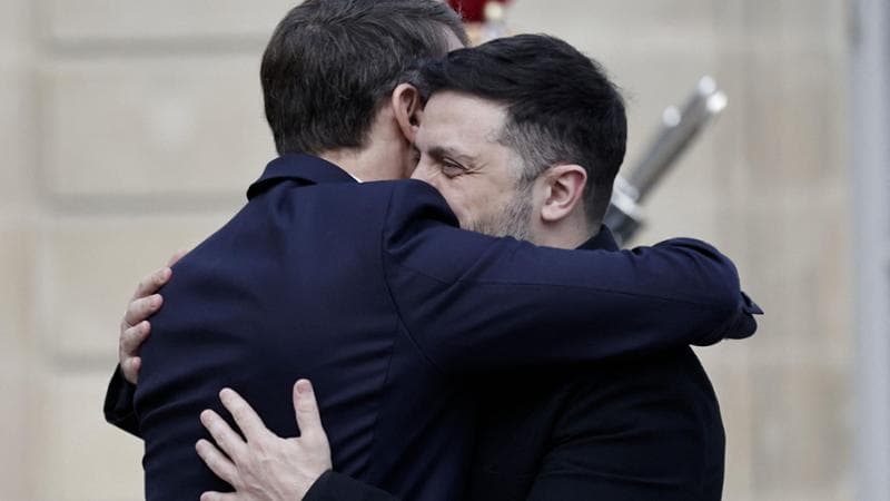 Zelensky da Macron: “Sui territori scelte difficili”. Oggi Witkoff da Putin