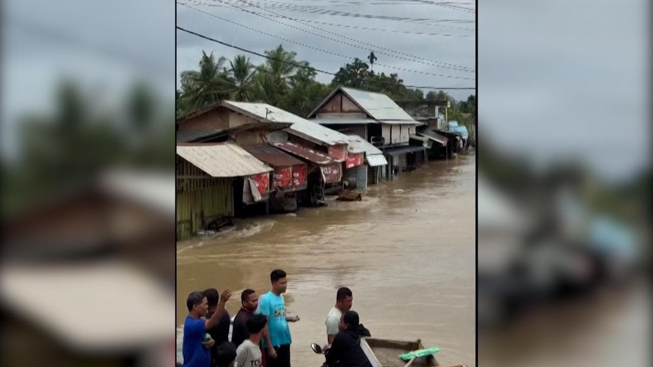 Indonesia in ginocchio per le alluvioni: oltre 600 morti e un milione di sfollati a Sumatra