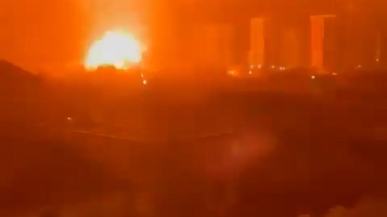 Droni ucraini colpiscono la città di Gudermes: una gigantesca esplosione illumina la notte