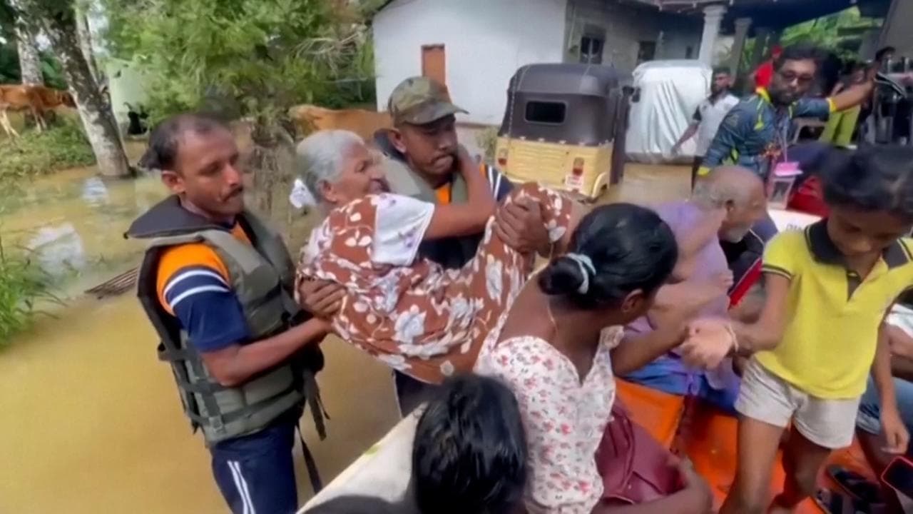 Alluvioni in Sri Lanka: i soccorsi arrivano sulle barche, migliaia di evacuati