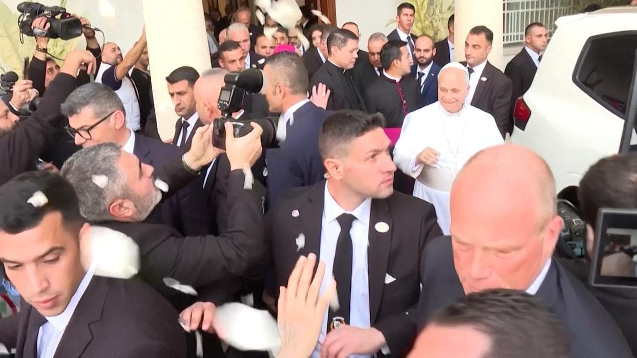 Beirut, fiori e applausi per Papa Leone XIV al suo arrivo all'ospedale de la Croix