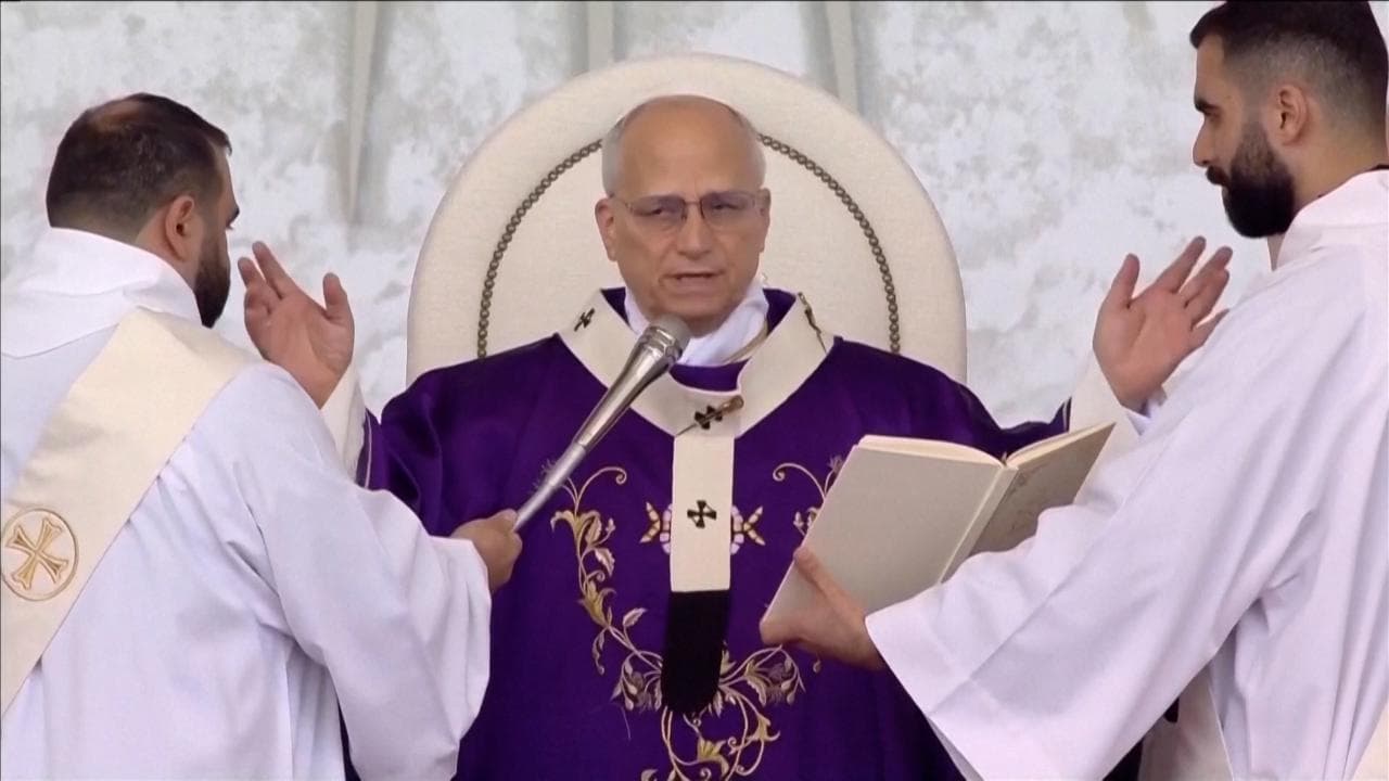 Beirut, in 150mila alla messa di Leone XIV: "Porto nel cuore sofferenze e speranze del Libano"