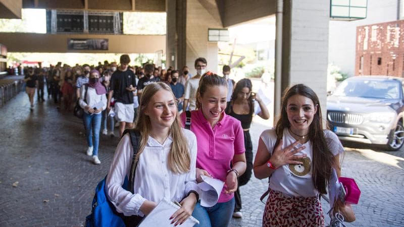 Studentesse e studenti fuori dalla sede dell'esame di ammissione a Medicina

