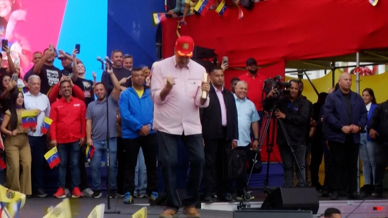 Caracas, Maduro balla sul palco: lo show del presidente venezuelano durante un comizio