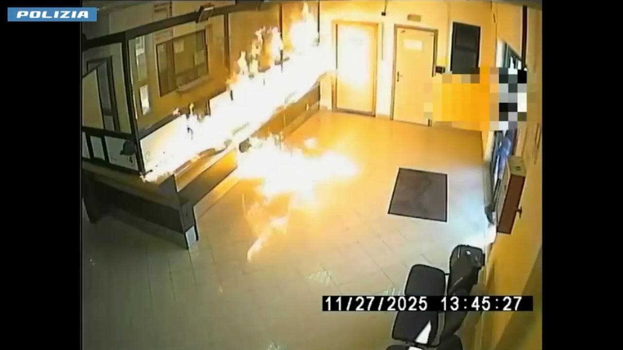 Gioia Tauro: infastidito dal progetto di una ciclabile incendia gli uffici del Comune