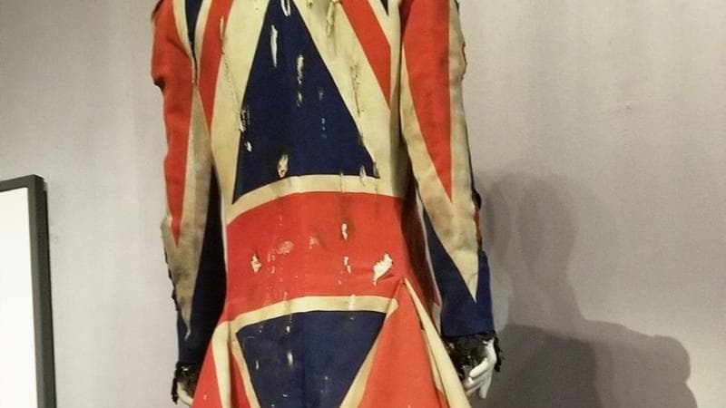 Giacca disegnata da Alexander McQueen per l’album Earthling di David Bowie. Indossata anche in un video musicale e nel tour del 1997. Autore: Vladimir. Fonte: https://www.flickr.com/photos/philadelphia_live/28548425847/