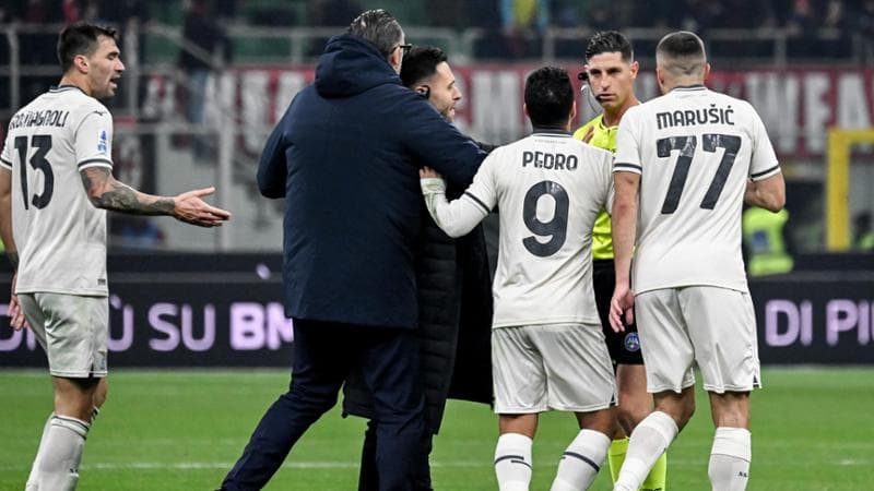 Le proteste della Lazio con l'arbitro Collu