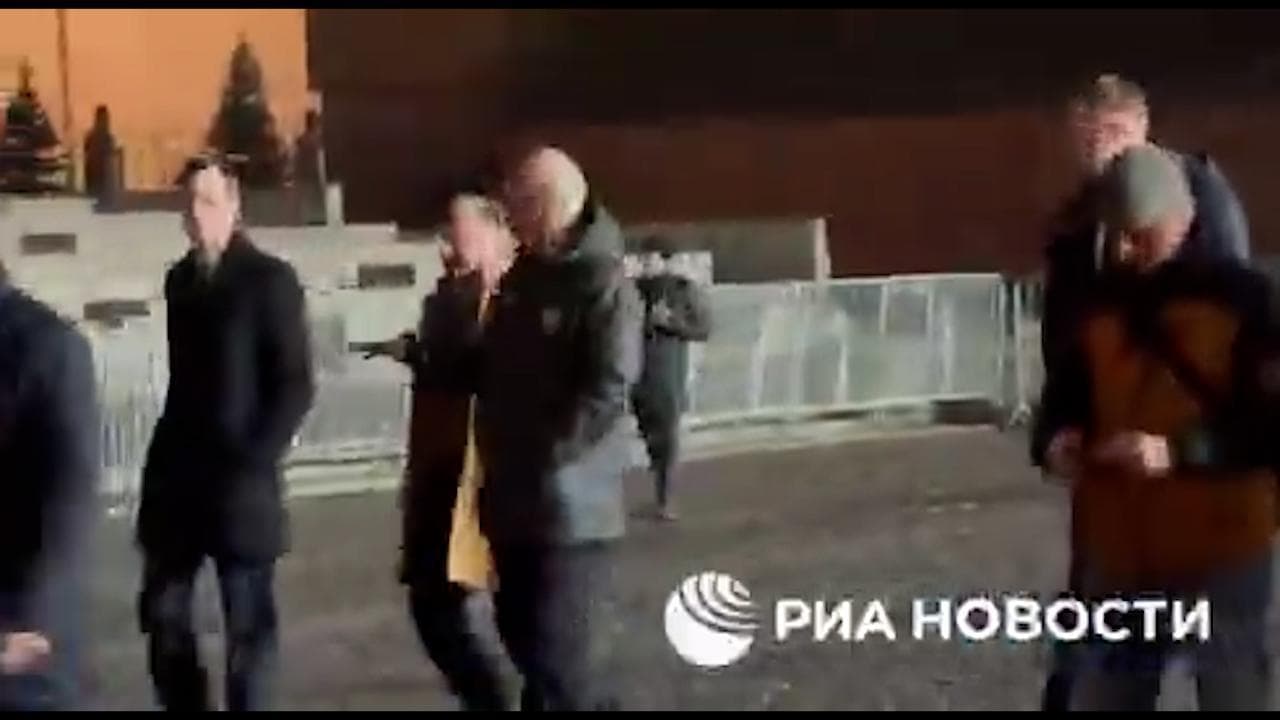 Witkoff, Kushner e Dmitriev passeggiano nella Piazza Rossa di Mosca prima di incontrare Putin