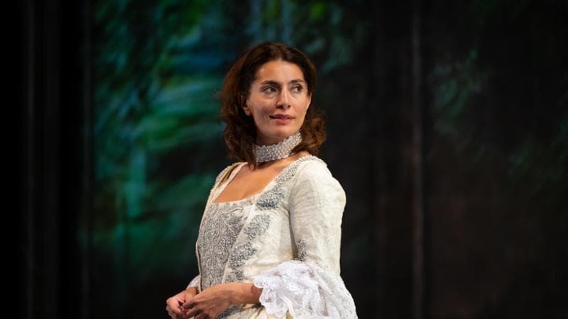 Caterina Murino a teatro ne "La vedova scaltra"
